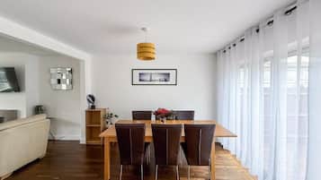 Apartment, 4 Bedrooms, Patio, Garden View | Dining room