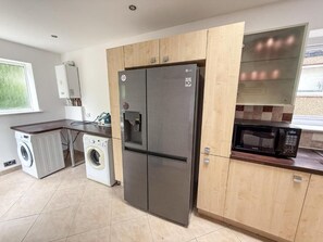 Apartment, 4 Bedrooms, Patio, Garden View | Private kitchen