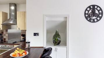 Apartment, 4 Bedrooms, Patio, Garden View | Dining room