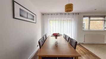 Apartament, 4 dormitoris, pati, vistes al jardí | Menjador