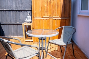 Apartamento, 3 quartos, varanda, vista para o jardim | Opções para refeição ao ar livre
