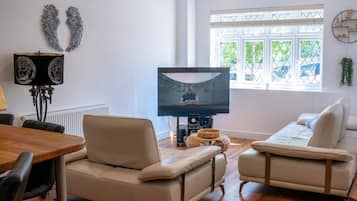 Apartment, 3 Bedrooms, Patio, Garden View | Living room