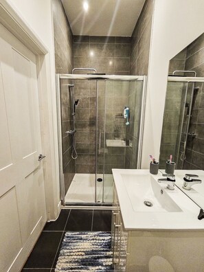 Departamento, 3 habitaciones, patio, vista al jardín | Baño | Papel de baño