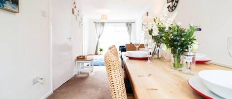 Apartamento, 2 quartos, varanda, vista para o jardim | Sala de jantar