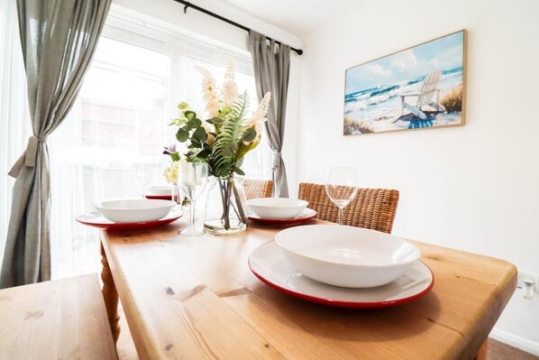 Appartement, 2 slaapkamers, terras, uitzicht op tuin | Dineerruimte