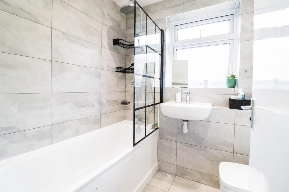 Apartment, 2 Bedrooms, Patio, Garden View | Bathroom | Toilet paper