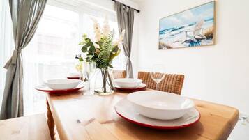 Apartment, 2 Bedrooms, Patio, Garden View | Dining room