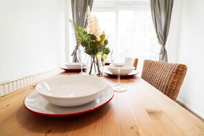 Apartamento, 2 quartos, varanda, vista para o jardim | Sala de jantar