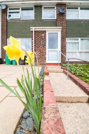 Apartamento, 2 quartos, varanda, vista para o jardim | Fachada da propriedade