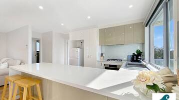 Frigorífico, microondas, horno y placa de cocina