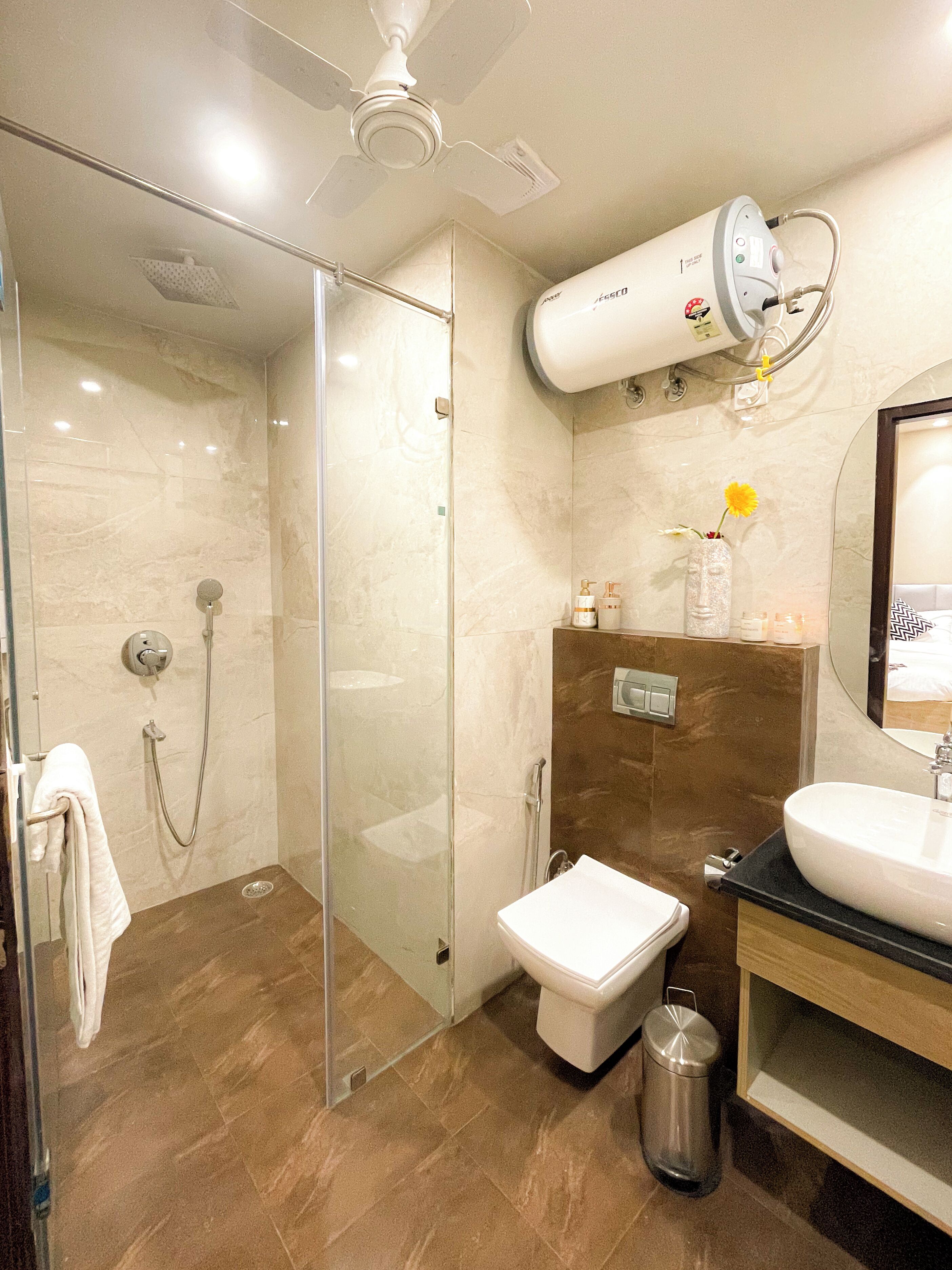 Produtos de toalete grátis, secador de cabelo, toalhas de banho 