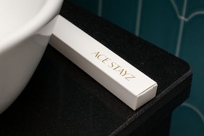 Standard-Studio | Badezimmer | Kostenlose Toilettenartikel, Haartrockner, Handtücher, Seife