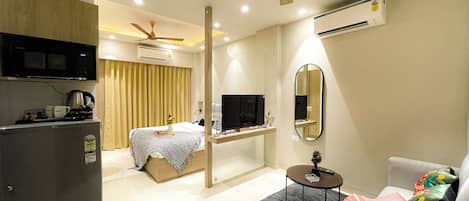 Escritorio, espacio para trabajar con laptop y wifi gratis