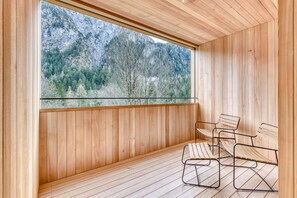 A wooden balcony with a view of a forested mountain. - Studa 29 - Studa 4 in Brand (Brand)
