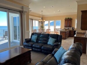 Televisión, chimenea, reproductor de DVD