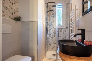 Apartamento, varanda, vista para o jardim | Banheiro | Chuveiro, secador de cabelo, toalhas de banho