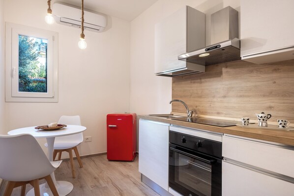 Apartamento, varanda, vista para o jardim | Cozinha privada | Geladeira, fogão, cooktop, máquina de café expresso