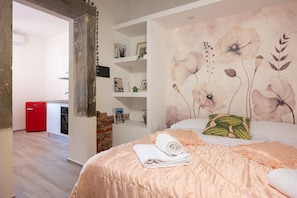 Cuna de viaje, wifi gratis y ropa de cama