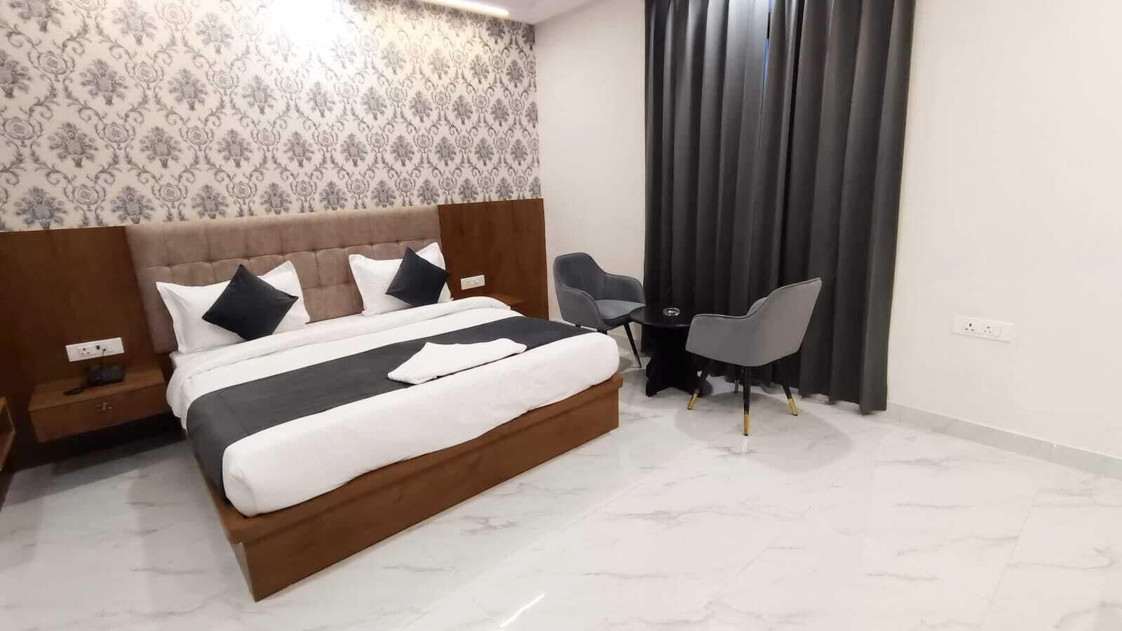 Superior Double Room | Desk, laptop workspace, free wired internet, bed sheets