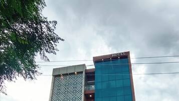 Vista frontal de la propiedad