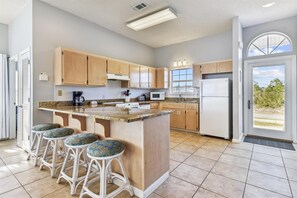 ثلاجة، فرن، موقد طهي مسطح، غسالة أطباق