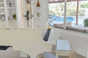 المنشأة من الداخل