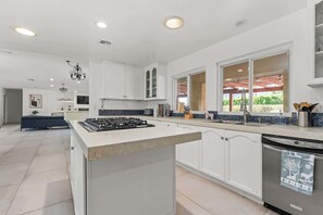 ثلاجة، ميكروويف، فرن، موقد طهي مسطح