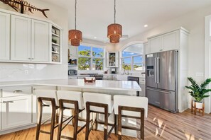 Réfrigérateur, tables à manger