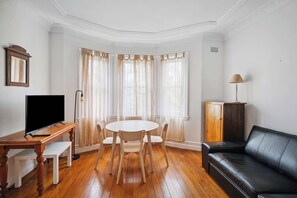 TV, offices - Incredible Location 1 BDR Apt (Potts Point)