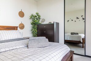 1 bedroom, iron/ironing board, travel cot, Internet