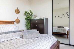 1 bedroom, iron/ironing board, travel cot, Internet - Modern 1BD in Tranquil Parklands (Parkville)