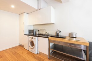 Microwave, stovetop, toaster, cookware/dishes/utensils - Central Studio in the Heart of Melbourne CBD! (Melbourne)