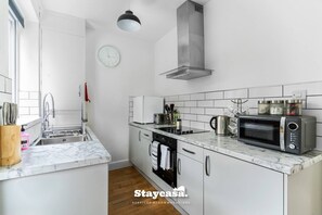 Refrigerador, microondas, horno, placa de cocina