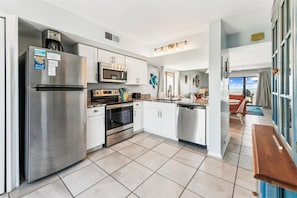 Geladeira, micro-ondas, fogão, cooktop