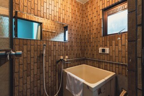 Haartrockner, Handtücher, Seife, Toilettenpapier
