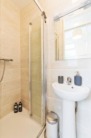 Shower - Charming Riverside Apartment Minutes from City (Dublin)