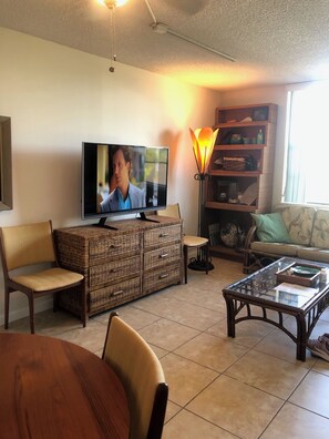 TV - Near beach 1-bedroom condo in welcoming Fort Lauderdale with AC (Fort Lauderdale)