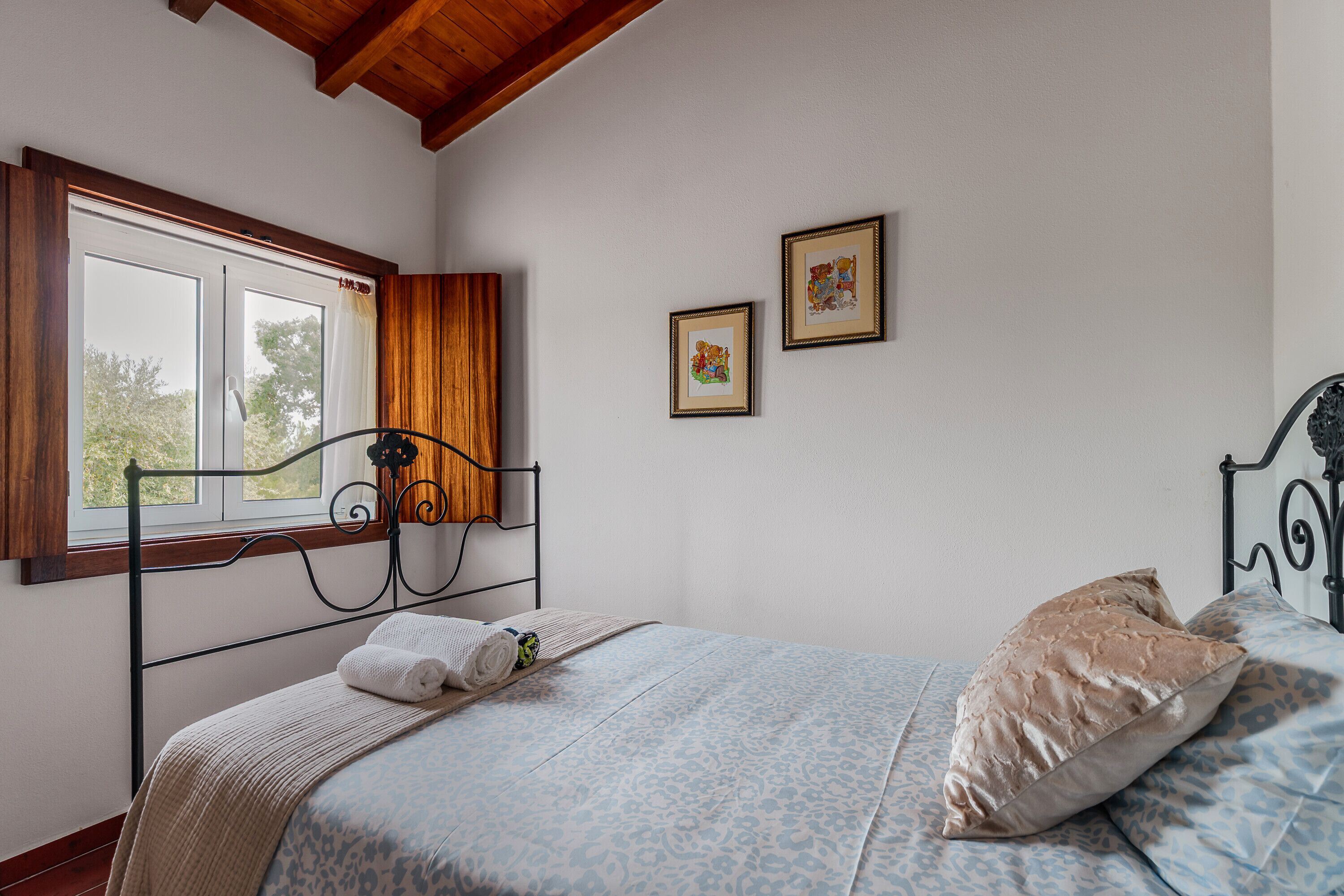 3 habitaciones, tabla de planchar con plancha, wifi y ropa de cama 