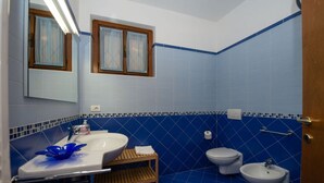 Dusche, Bidet, Handtücher, Toilettenpapier