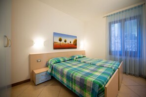 3 chambres, fer et planche Ă repasser
