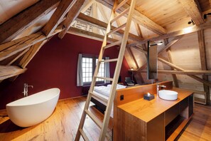 Junior Suite | Desk, laptop workspace, soundproofing, iron/ironing board