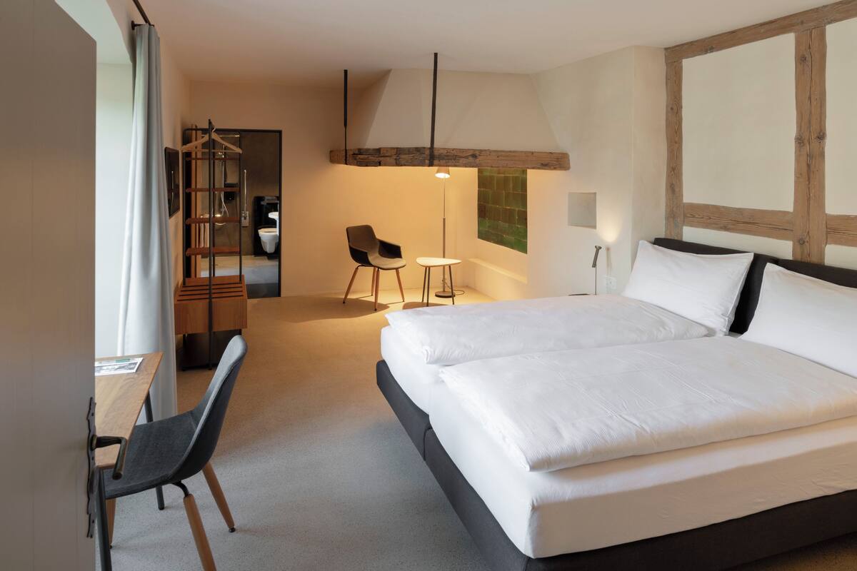 Deluxe Double Room | Desk, laptop workspace, soundproofing, iron/ironing board