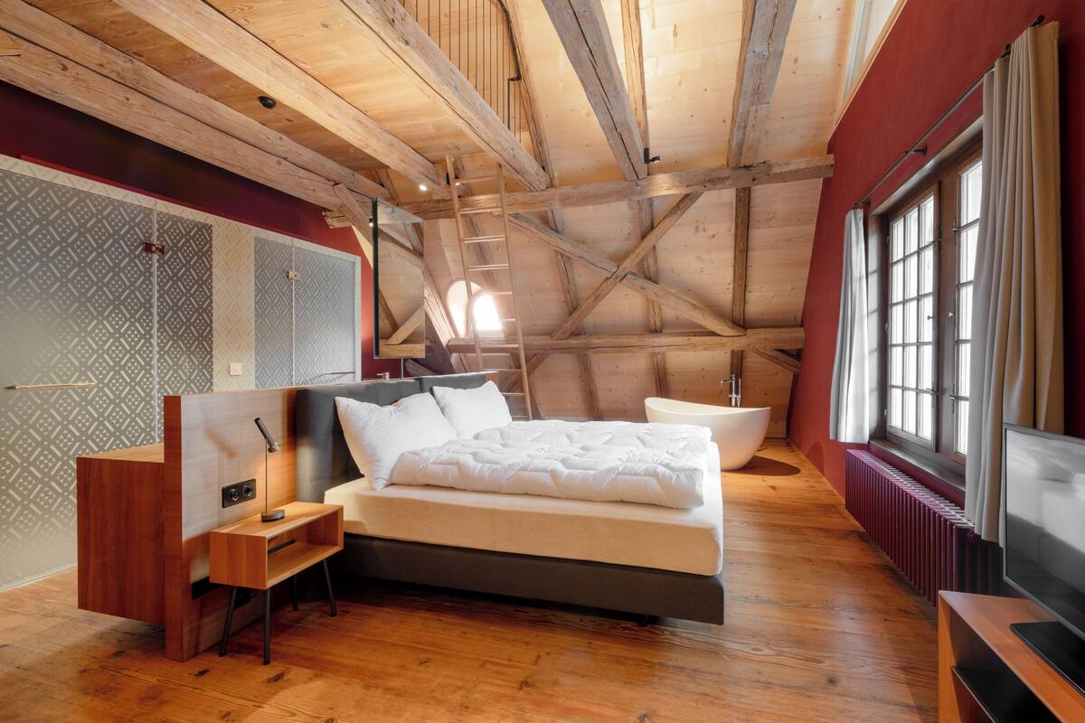 Junior Suite | Desk, laptop workspace, soundproofing, iron/ironing board