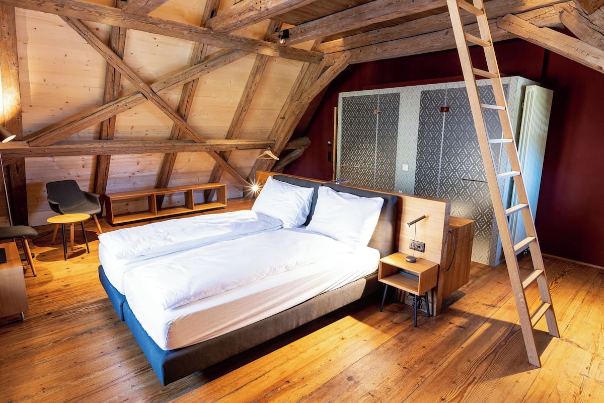 Suite | Meja, ruang kerja komputer riba, kalis bunyi, seterika/papan seterika