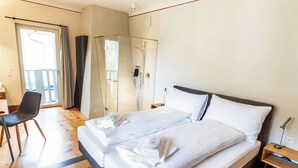 Boutique Double Room with Balcony | Bàn, khu vực làm việc phù hợp cho laptop, phòng cách âm