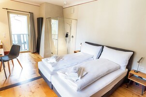 Boutique Double Room with Balcony | Escrivaninha, espaço de trabalho para notebook, quartos à prova de som