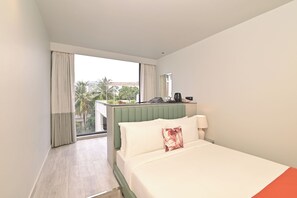 Ropa de cama de alta calidad y caja de seguridad en la habitación 