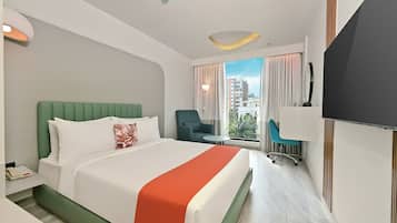 Deluxe kamer | Luxe beddengoed, een kluis op de kamer, verduisterende gordijnen