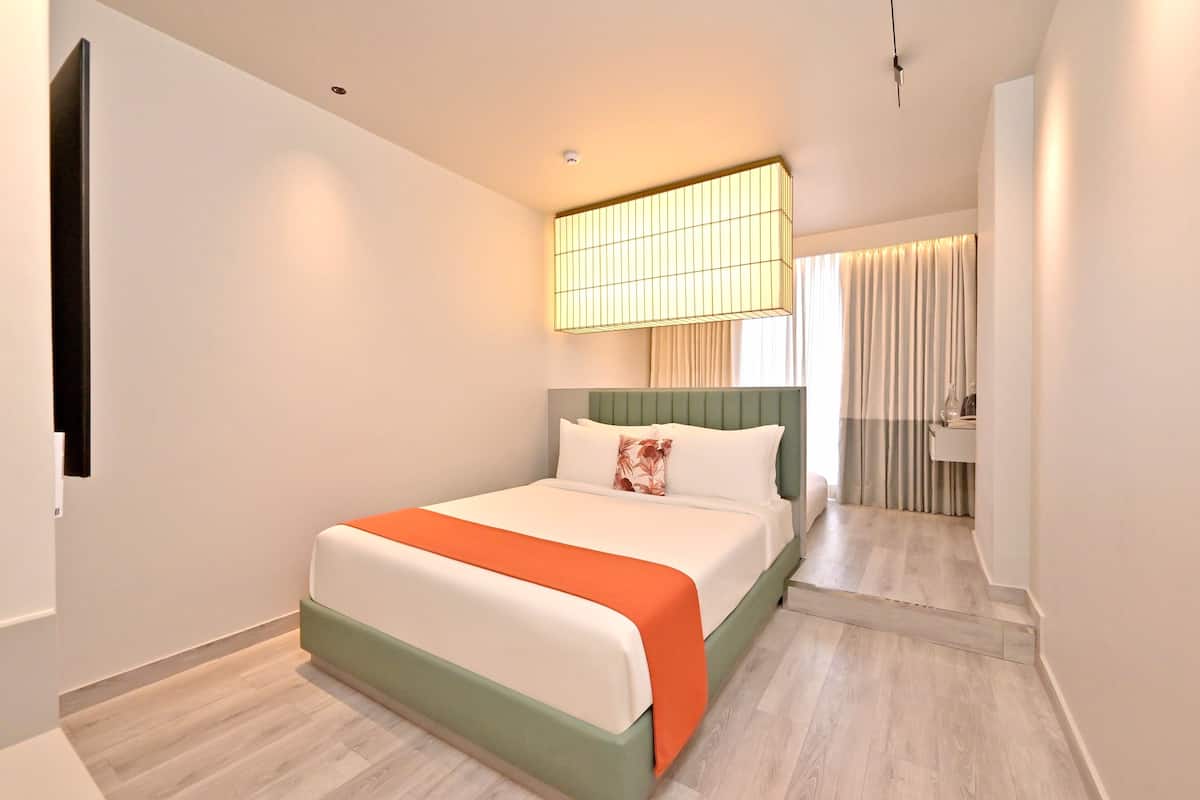 Premium Vibe | In-room safe, blackout drapes, iron/ironing board, free WiFi
