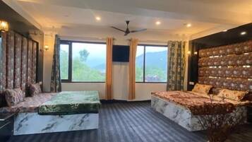 Escritorio, espacio para trabajar con laptop y wifi gratis